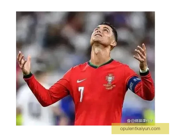 C罗社媒流量纪录持续提升，引发球迷热议与关注